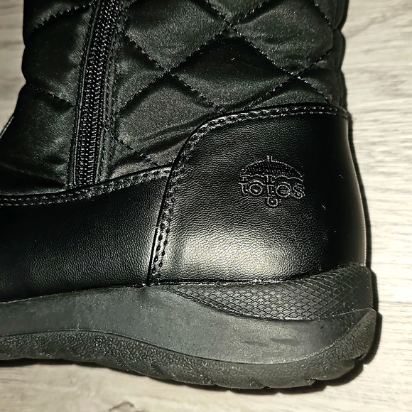 Women's size 8 Totes Black All-Weather Boots - Faux Fur & Double Zipper - Picture 3 of 7